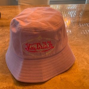 prada/ con dutch bucket hat